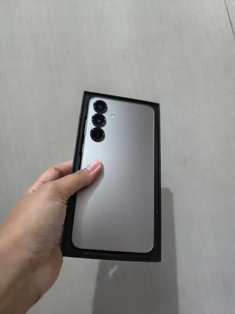 Samsung S25 Basic 12/513Gb Resmi Sein