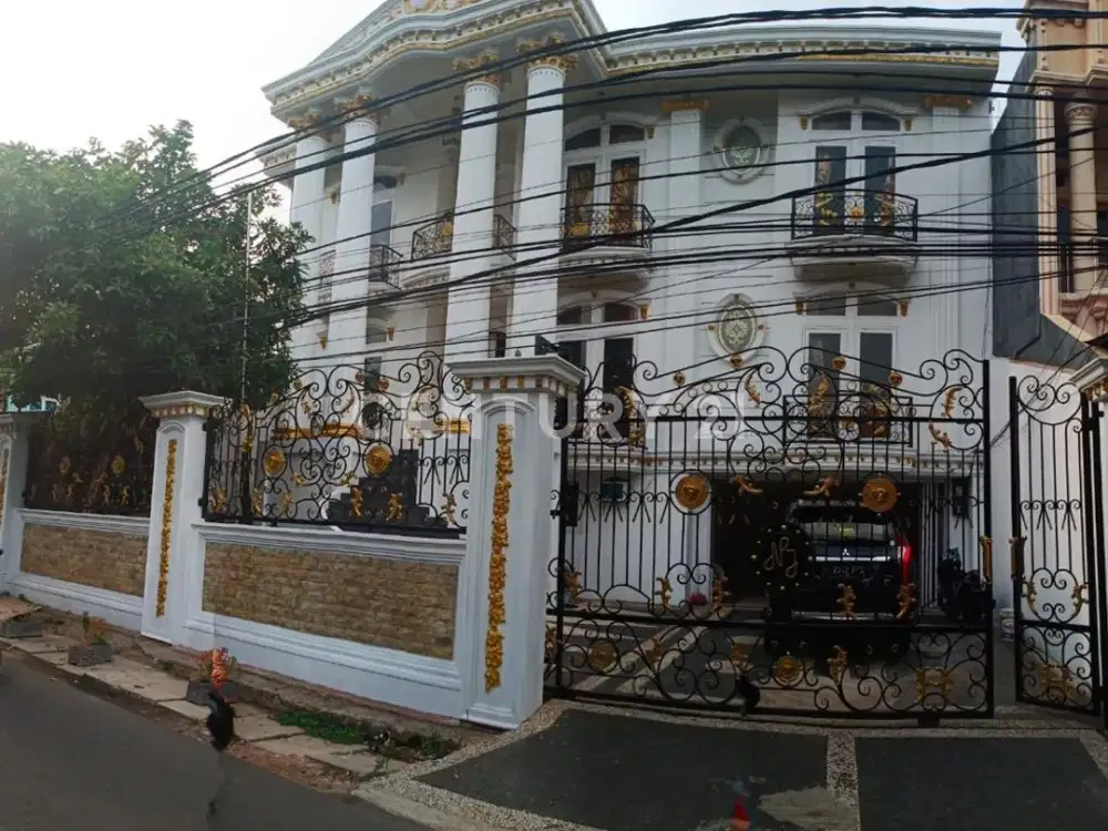 Rumah Mewah Lokasi Kramat Jakarta Pusat, Ada Kolam Renang
