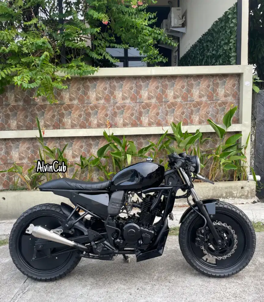 BratCafe,CafeRacer Custom Byson