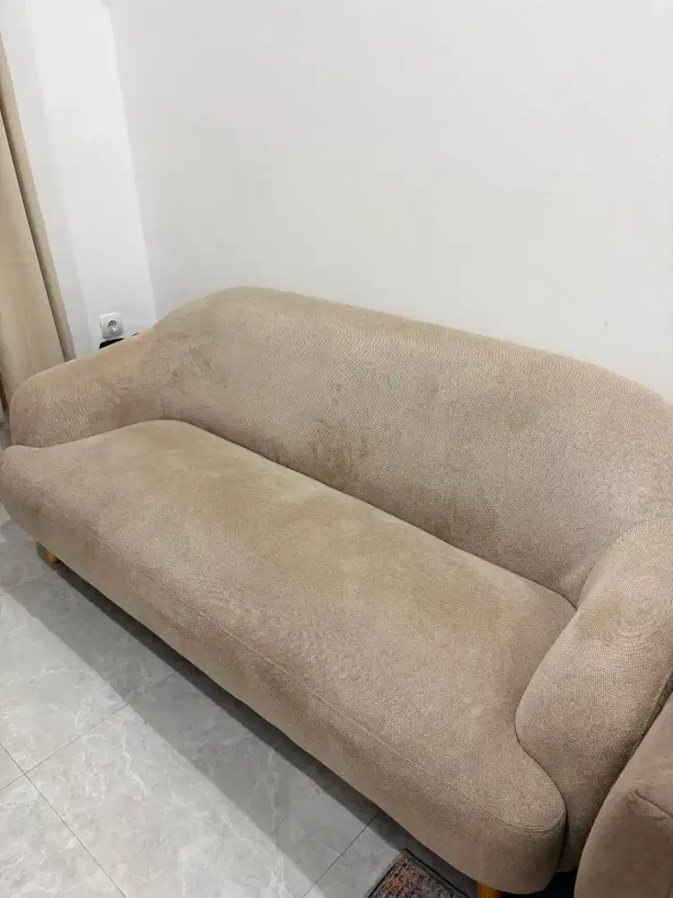 sofa dan meja makan