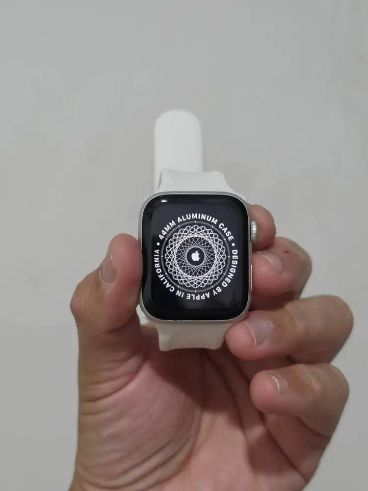 Apple Watch Series 5 44mm Minus Activation Lock