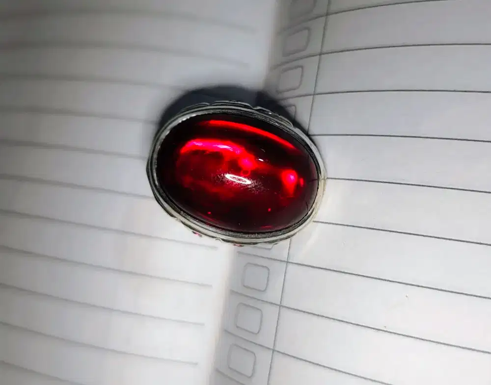 Cincin batu merah siam