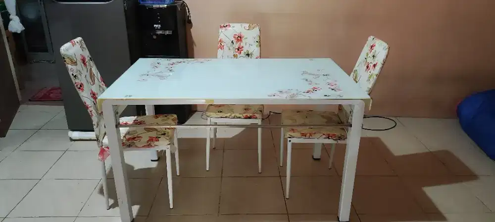 Set meja makan kaca