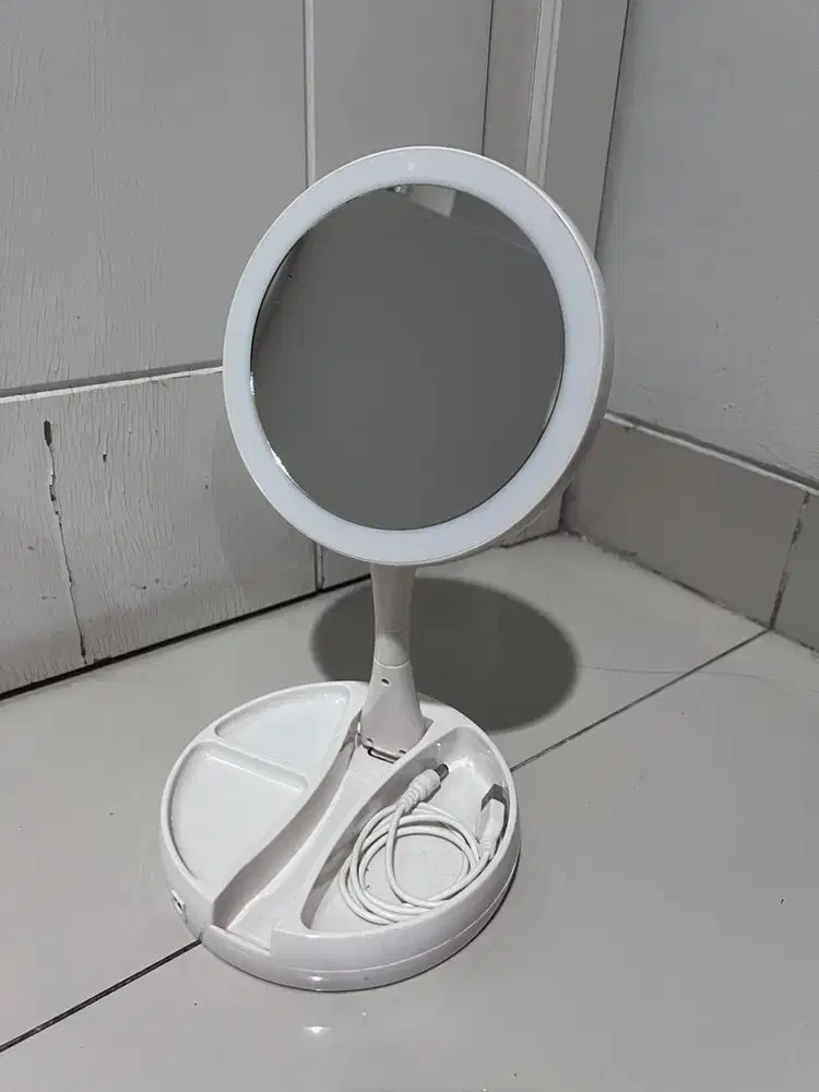 Cermin bulat portable dengan ring light