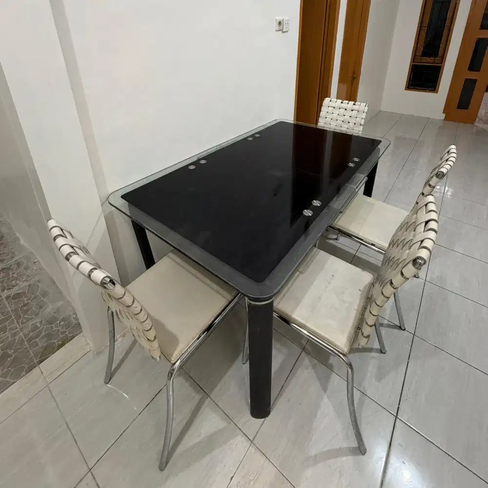 set meja makan 4 kursi