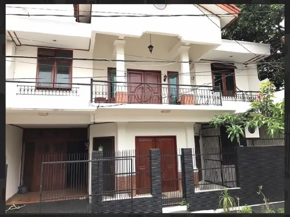 JUAL RUMAH 2,5 LANTAI SIAP HUNI STRATEGIS  DI JATI ASIH