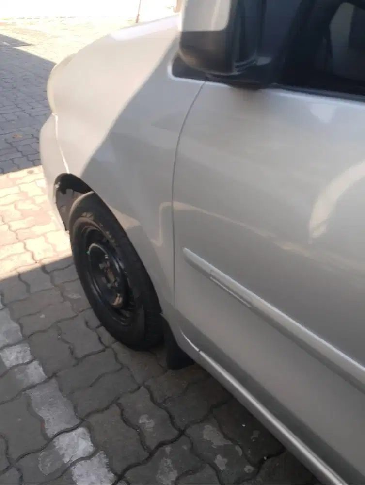 Daihatsu Xenia warna silver