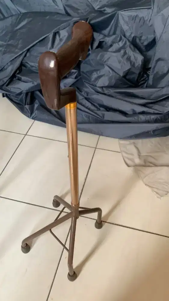 Dijual tongkat bantu jalan 4 kaki