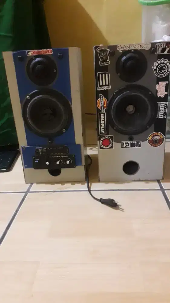 Speaker aktif udah dirakit blutut