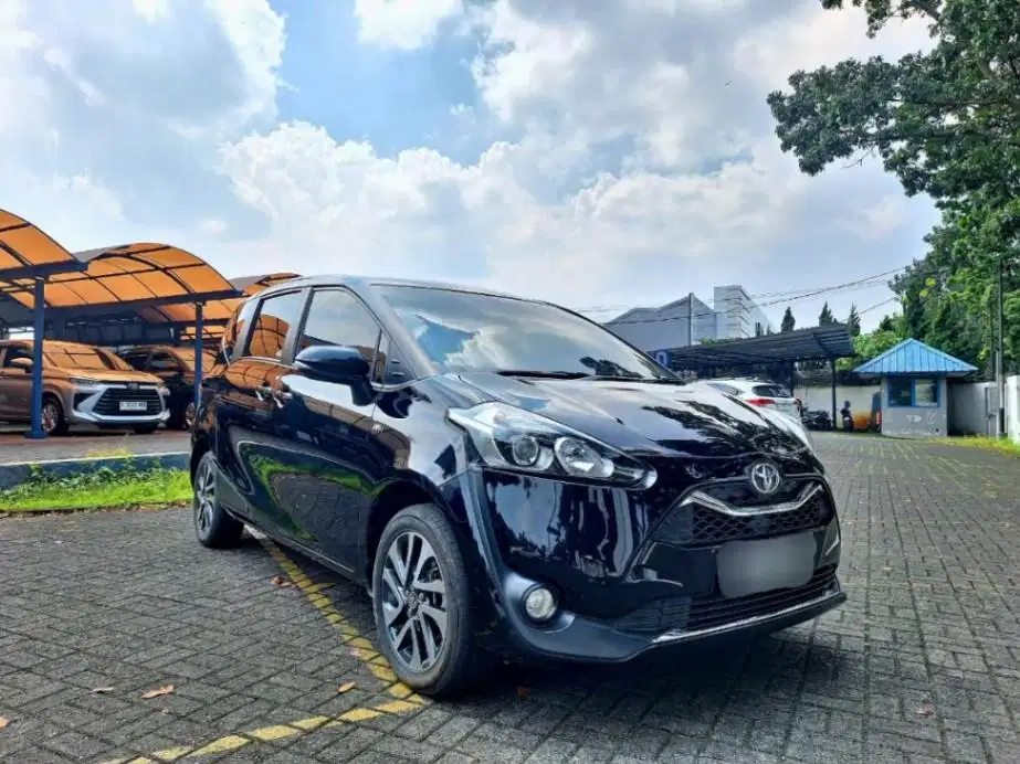 LOW DP - Toyota Sienta 1.5 V Bensin-AT 2021