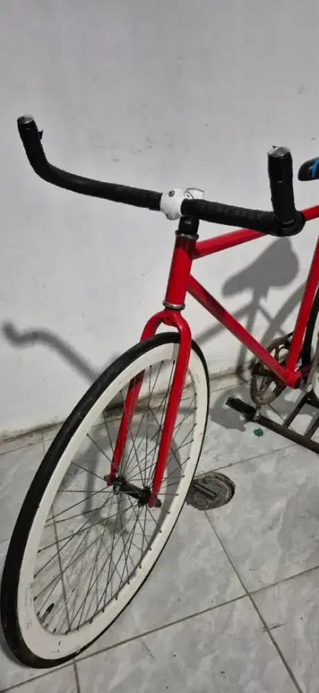 Sepeda fixie tidak baru warna merah