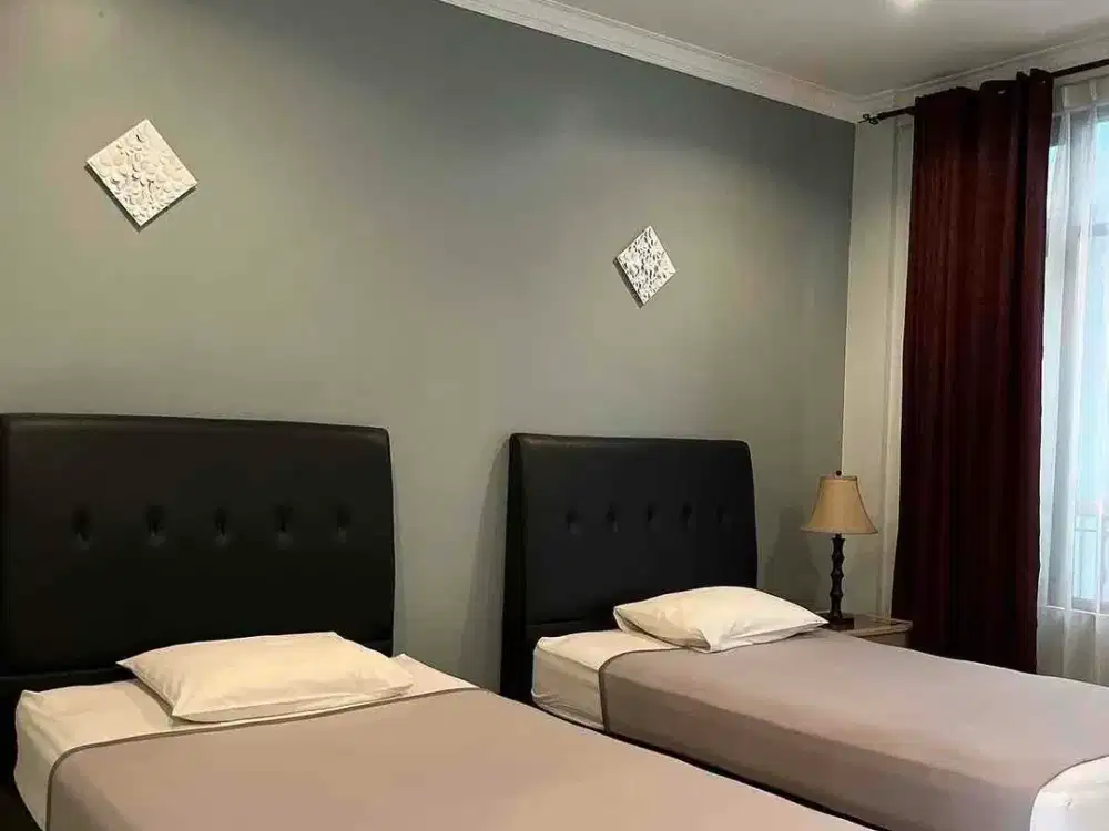 *JUAL HOTEL LEMBAH BAJURI*

2 bangunan gedung
1 joglo (area terbuka)
LT : 850m
LB : kurleb 1.200m
3 lantai + rooftop
Listrik : 5.500 watt & 6.600 watt
Air : Tanah (air berlimpah)
Basement
Carport 9
SHM
15 Kamar

Hotel still Running well & kerjasama dengan