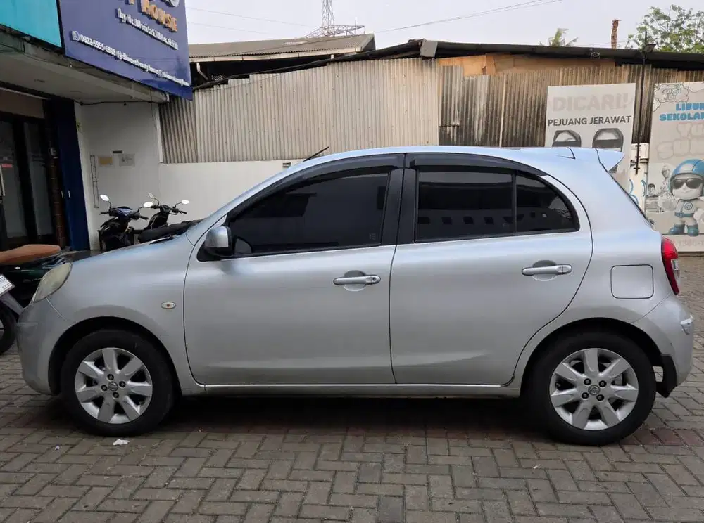 Nissan March 2012 – Terawat, Siap Pakai, Pajak Panjang