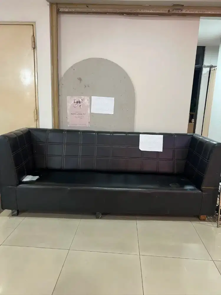 Sofa tunggu atau sofa tamu