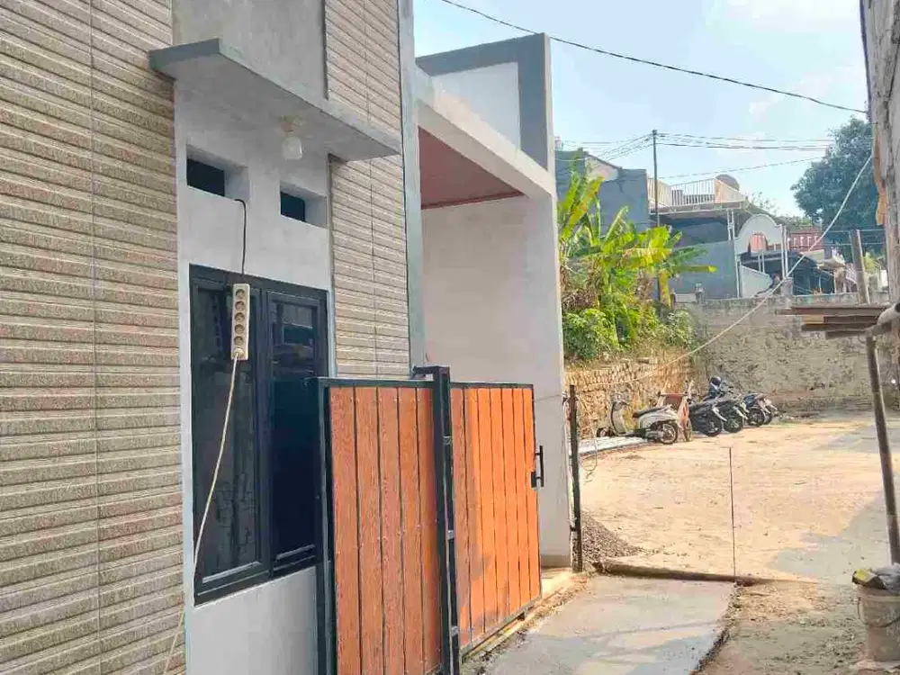 Di jual rumah baru Redy tinggal isi aja Lokasi jln sukarela peninggilan Ciledug