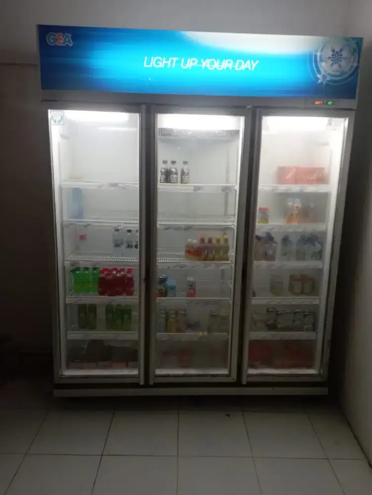 Dijual showcase 3 pintu kondisi istimewa ex swalayan