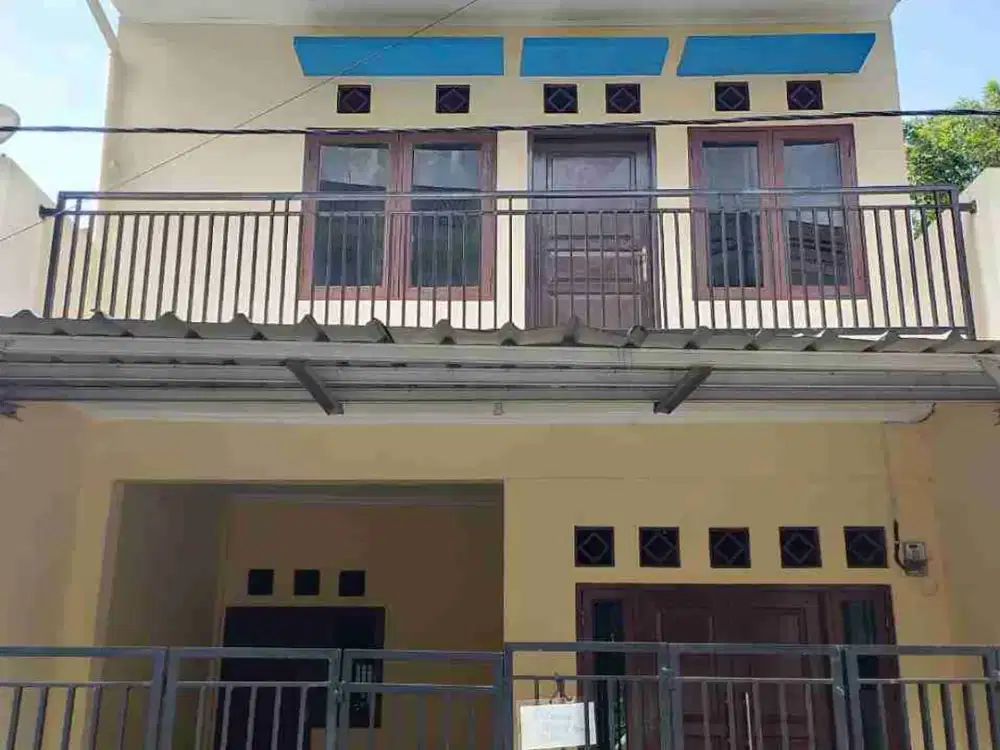 dijual rumah 2 lantai lokasi strategis, cocok usaha dan hunian, 3 kamar tidur, 2 kamar mandi, carport, ruang tamu/rkel,dapur, balkon hrg 895jt, shm