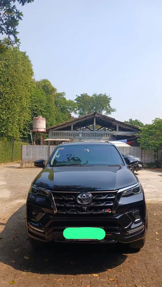 Jual cepat Fortuner 2023 Hitam Metalik 2.8 GR Sport mulus dan terawat