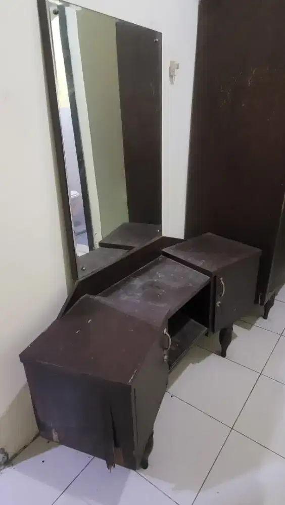 Meja rias kayu dengan kaca besar