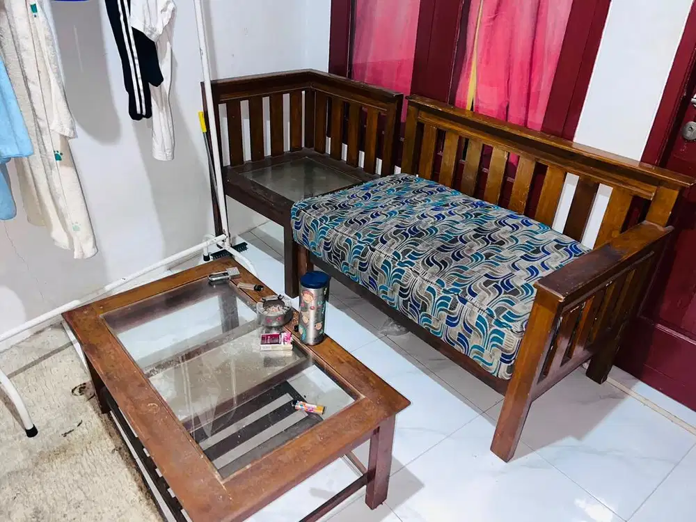 Bangku ruang tamu satu set (minus di pijakan kaki meja)
