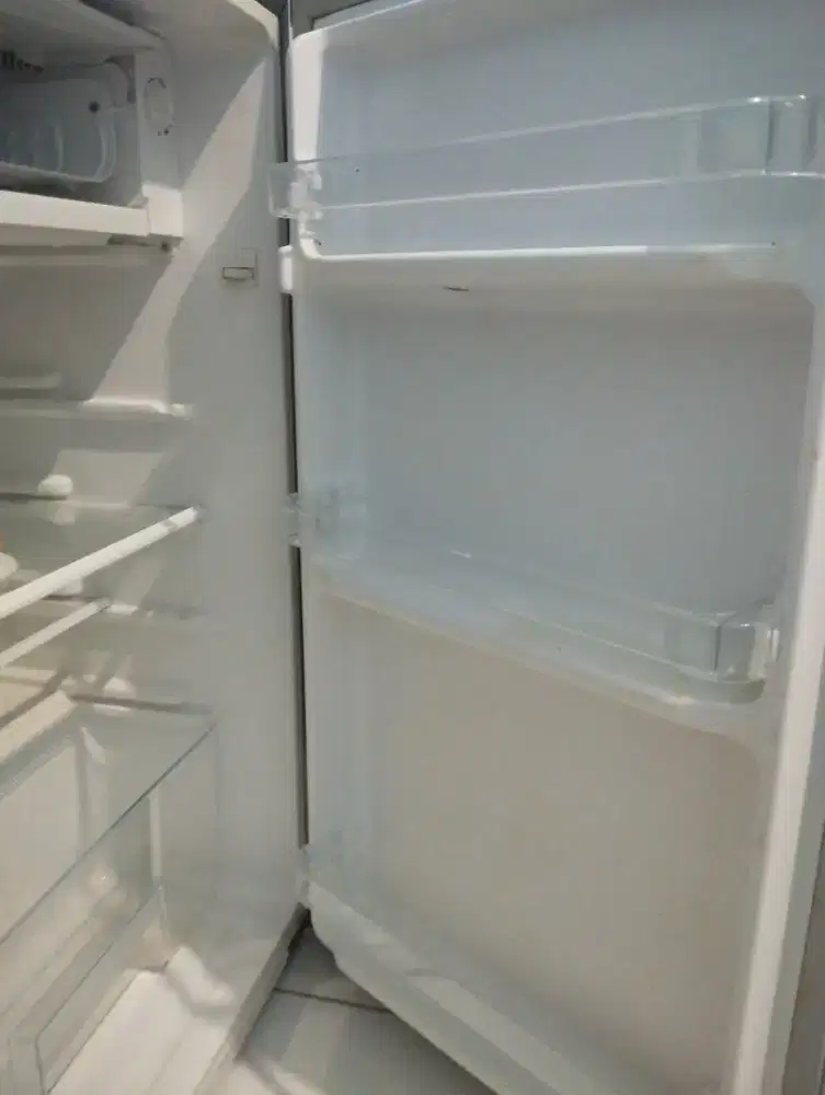Kulkas 1 Pintu Kondisi normal dan masih bagus mulus