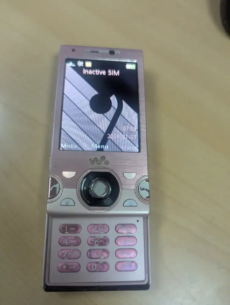 Sony Ericsson W995 aka Hikaru pink