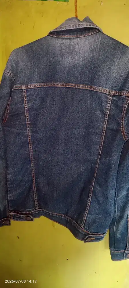 Di lelang jaket levis