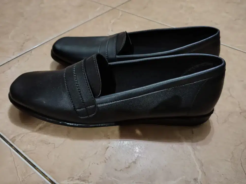 DIJUAL SEPATU Kantor
