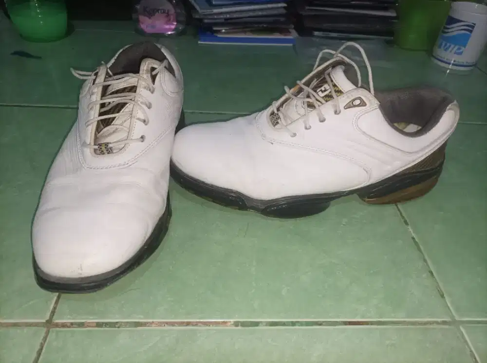 Sepatu Golf No 42 bisa buat santai dan sport kondisi 95%