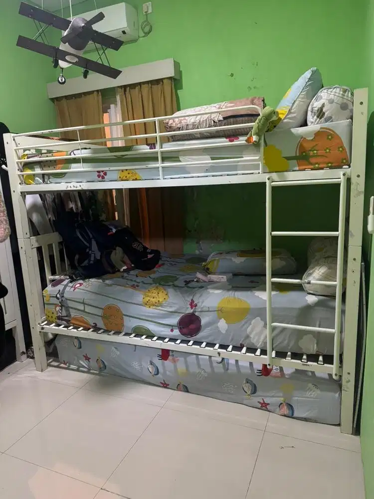 Tempat tidur tingkat dan lemari