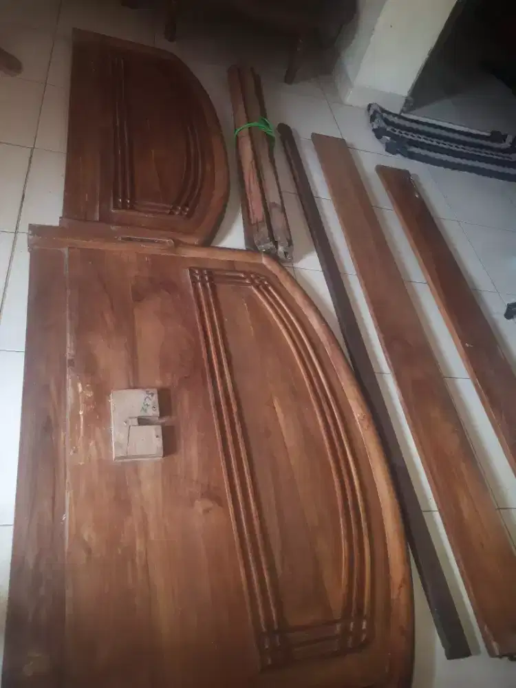 Tempat tidur kayu jati asli