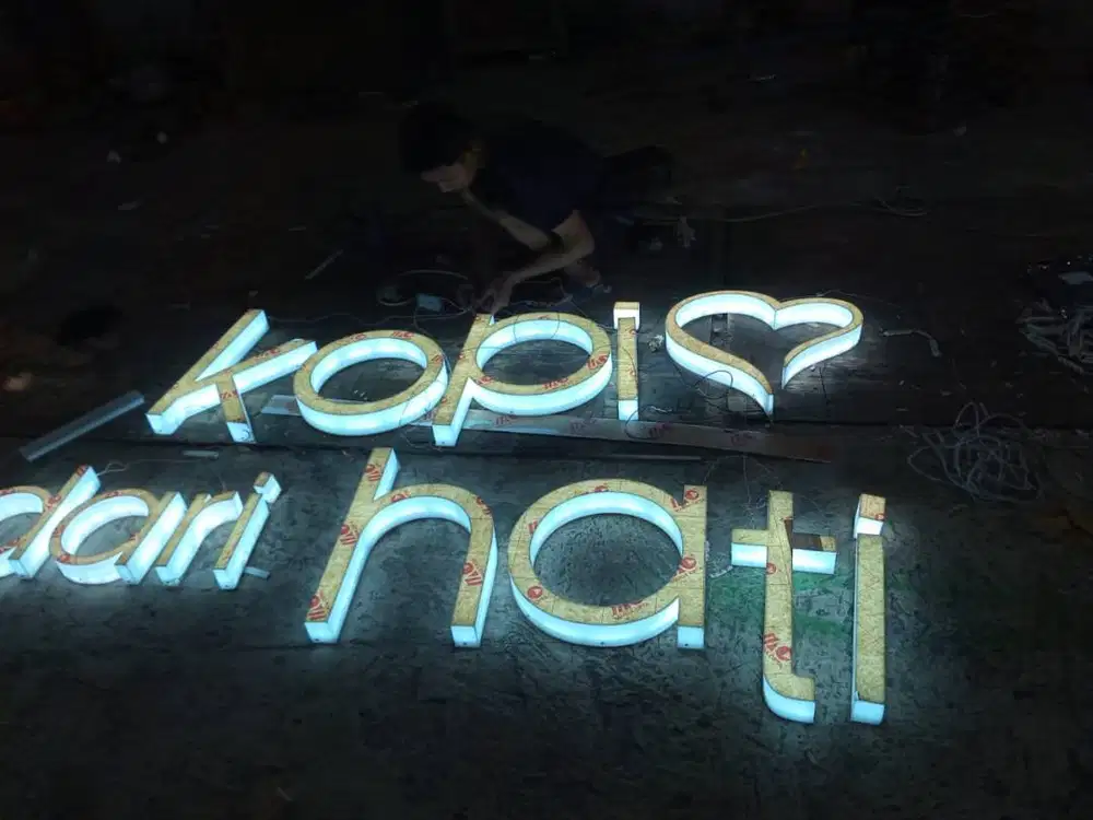 HURUF TIMBUL, PAPAN REKLAME, DISPLAY AKRILIK, NEON BOX, NEON FLEX