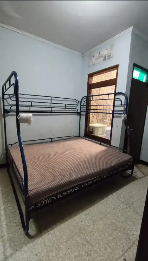 Tempat tidur kerangka besi jadul