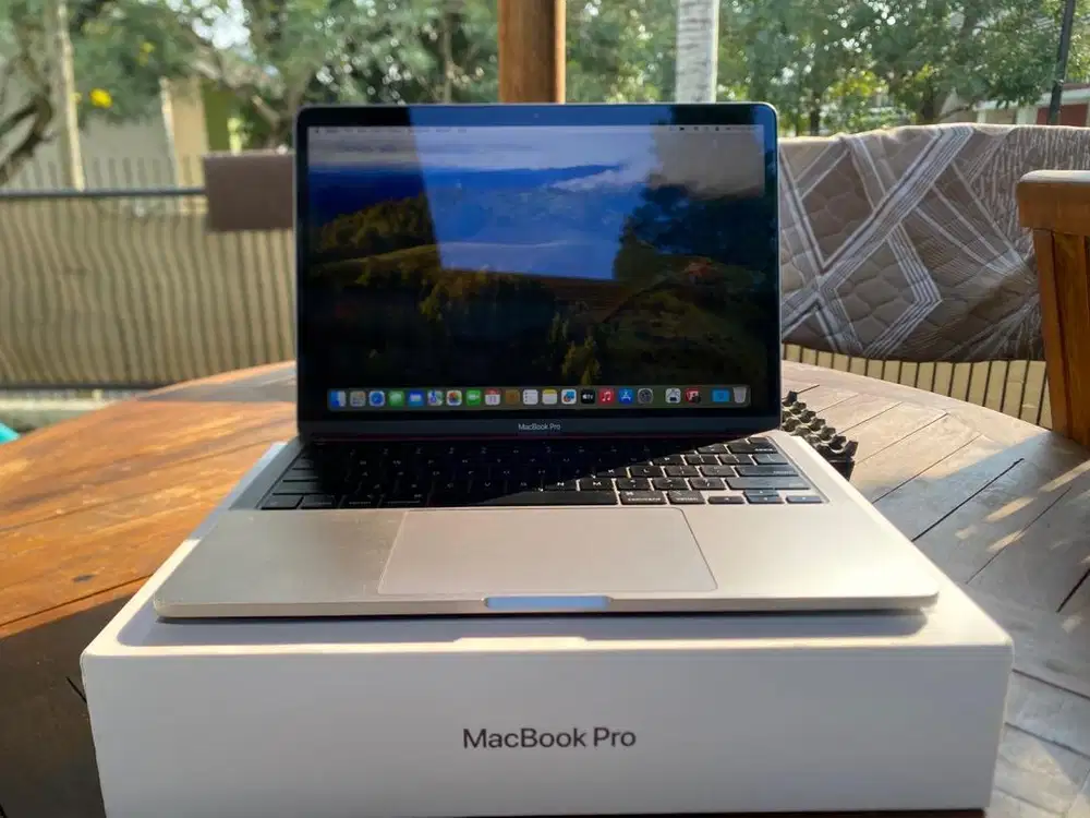 Macbook Pro 13 inch M1 2020 Ram 8GB Ssd 512GB Fullset Mulus Ex iBox