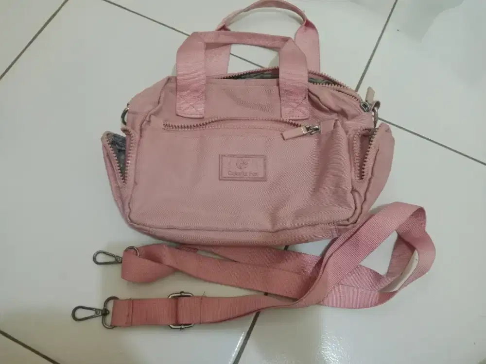Tas banyak penyimpanan