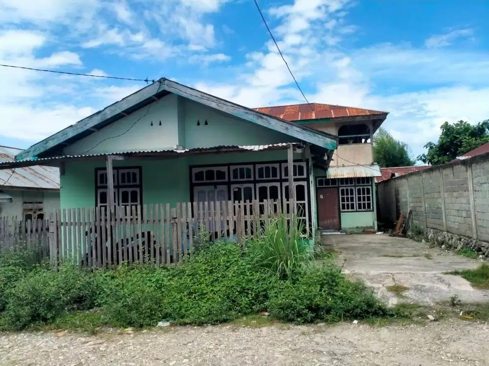 Dijual tanah dan Bangunan Rumah 2 Lantai di Banggai