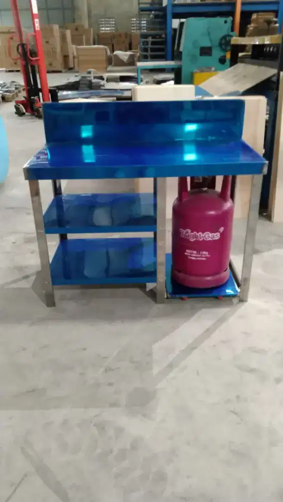 Meja kompor dan tempat gas