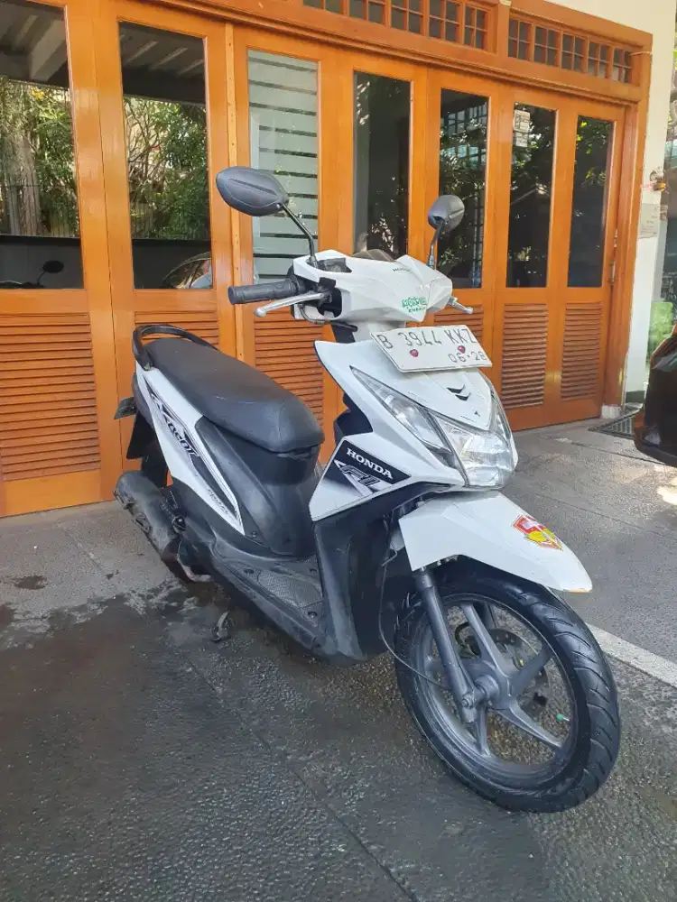 Honda Beat FI tahun 2014 putih mulus lecet pemakaian