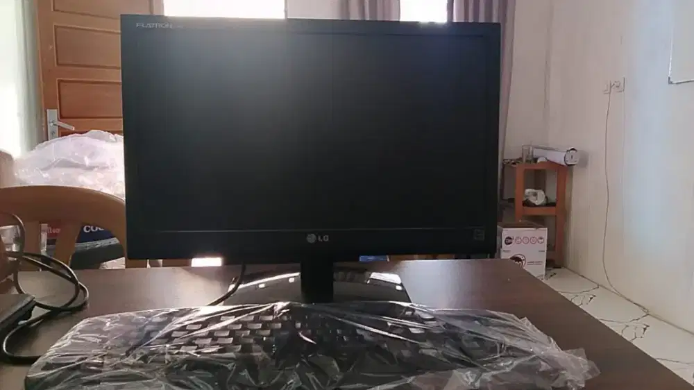 Dijual monitor dan keyboard merek LG