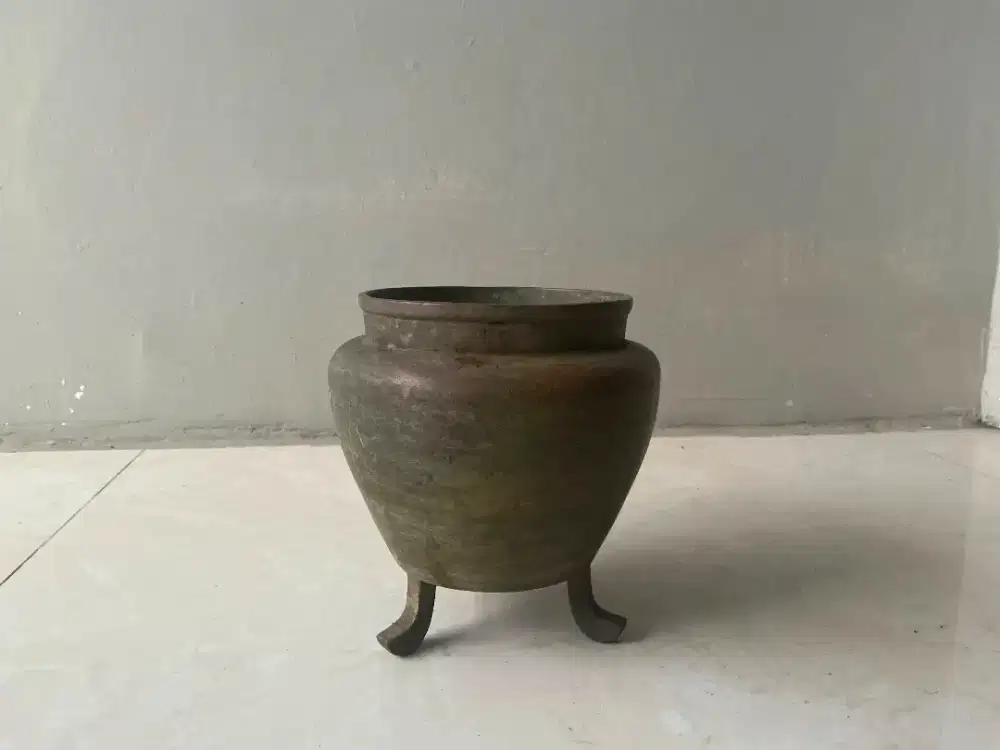 Bejana/dupa kuno kaki segitiga