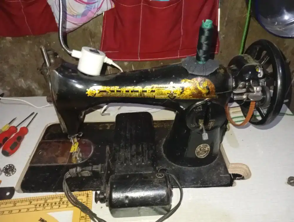 Mesin jahit hitam atau klasik