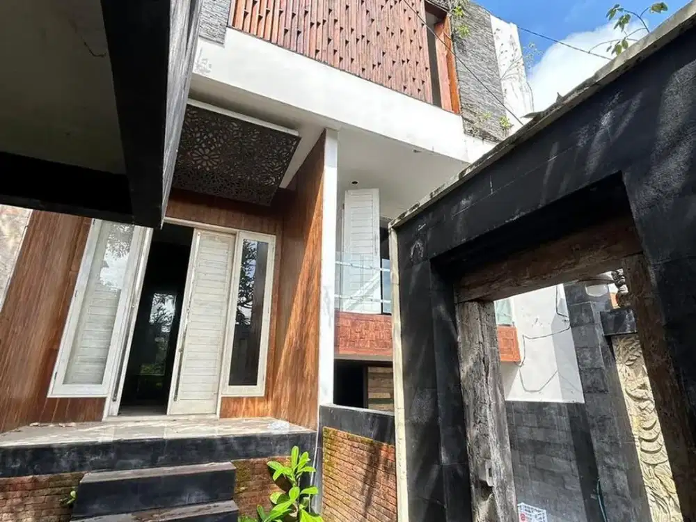 Rumah besar diperumahan elit dijual, Area Renon.