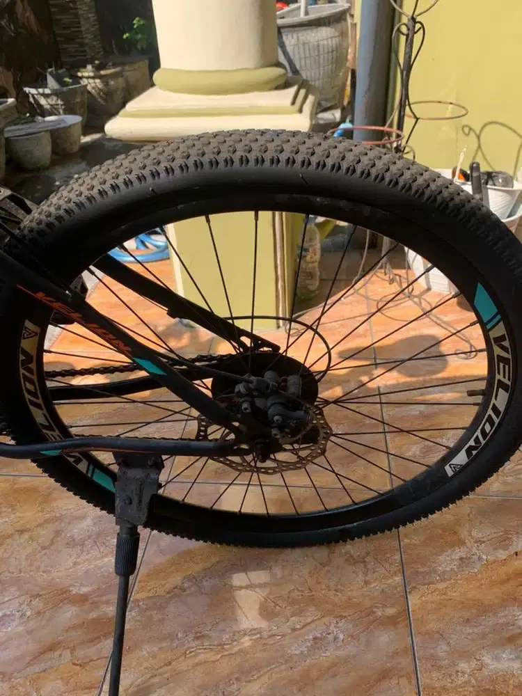 sepeda velion hitam