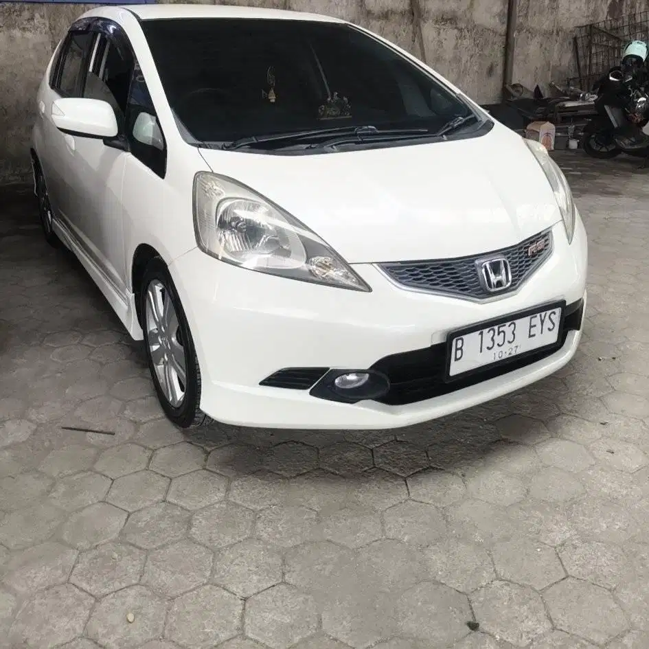 HONDA JAZZ 1.5 RS AT 2010