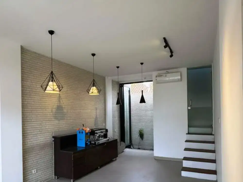 Ruko Lokasi ramai dan strategis, dijual di Renon.