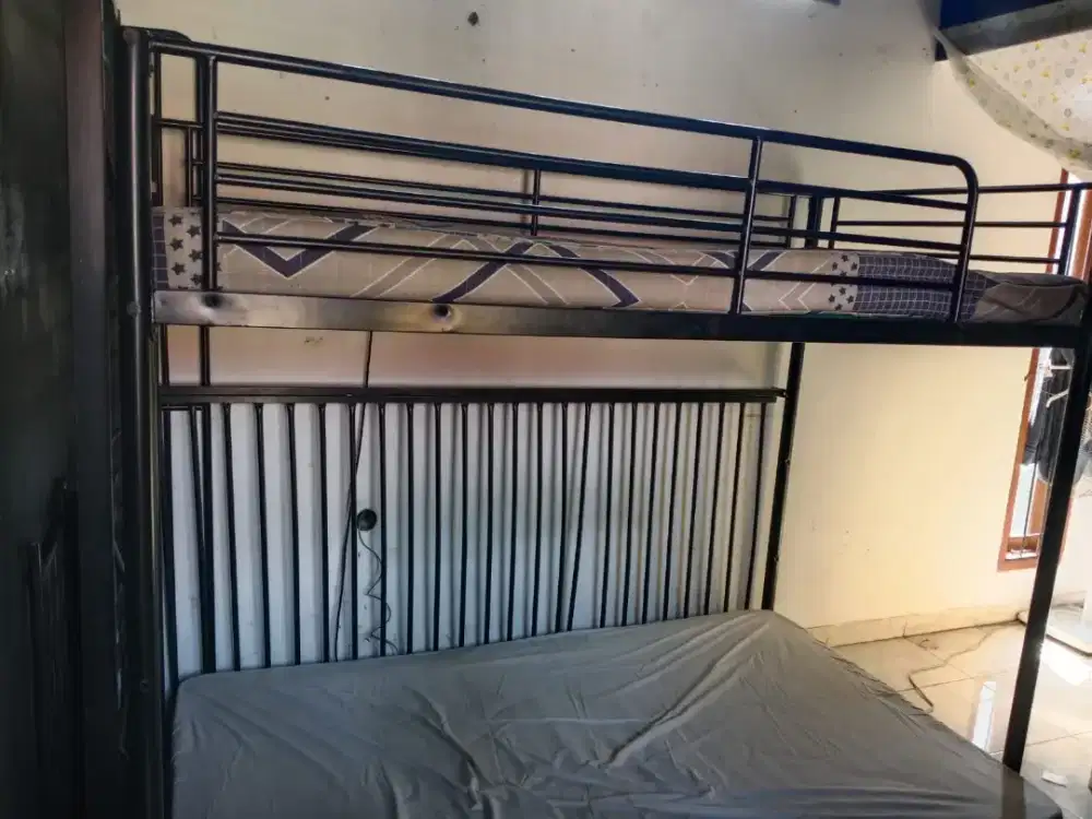 tempat tidur tingkat full besi