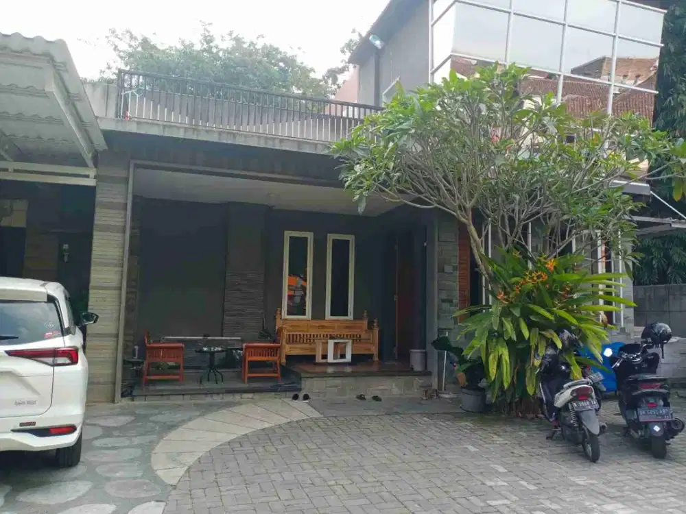 rumah besar luas 400 konsep villa di tengah kota malang jl mergan dekat jalan ijen dekat jl kawi mall MOG bangunan bagus siap huni BU segera