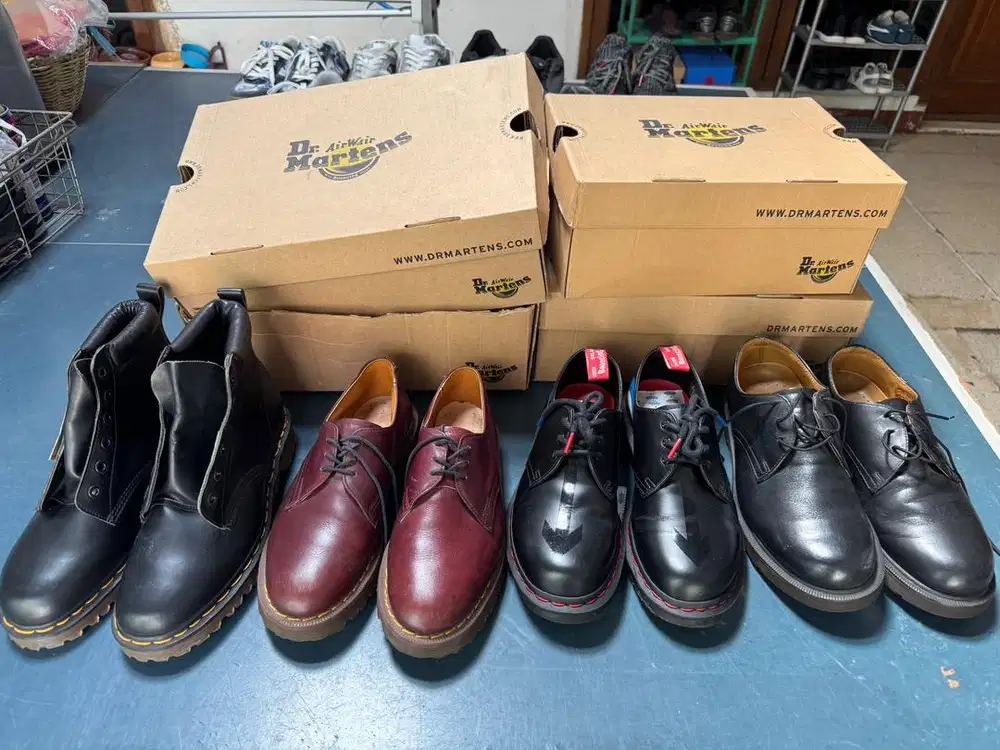 Empat pasang sepatu Dr Martens