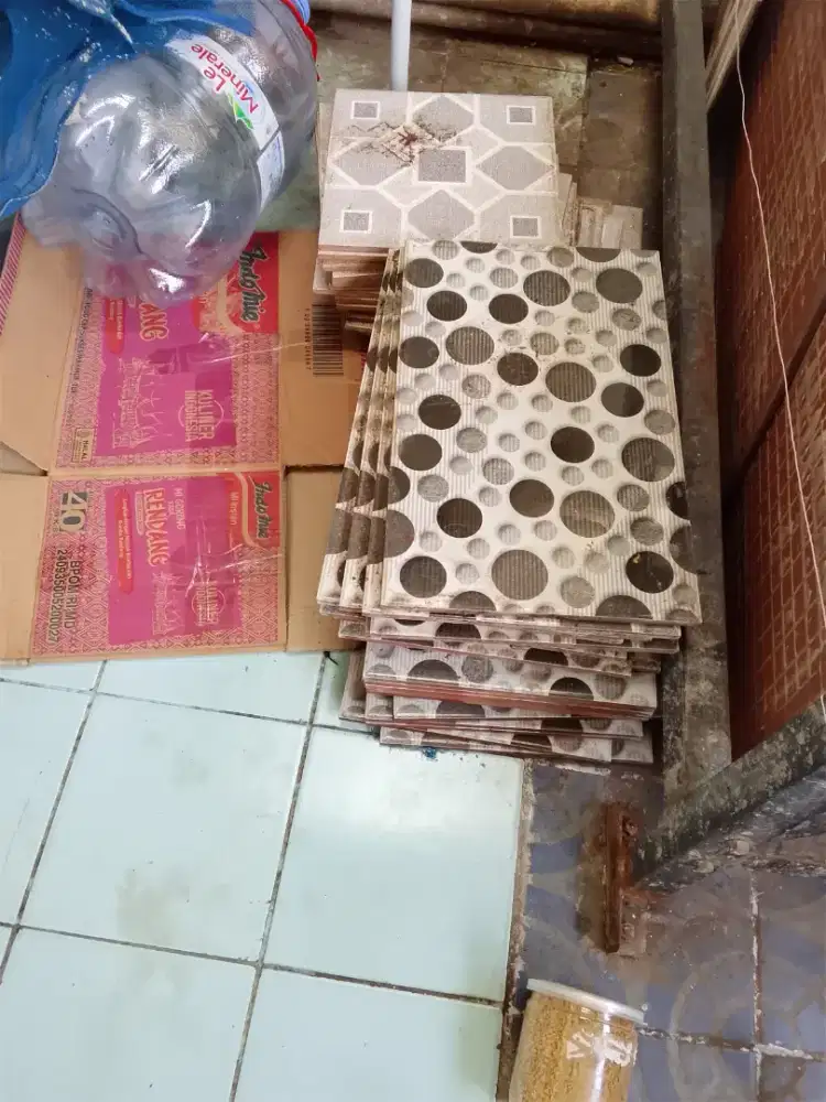 Keramik kelebihan beli