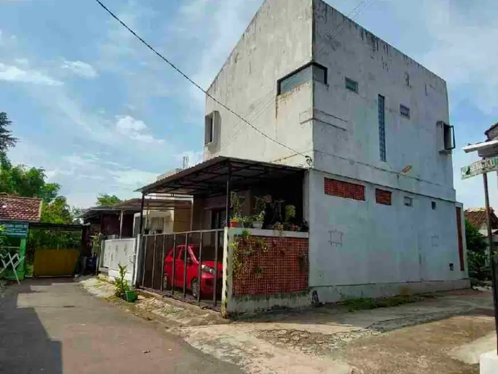 rumah cantik 2 lantai di jalan sebuku sulfat dekat jalan raya model induatrialis dan kayak di cafe setiap hari